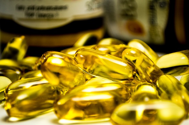 혈압 관리에 도움을 받았던 것들.. 5 gel capsules g342a99f6a 640 혈압관리에 도움이 되는 것들을 살펴보면 이미 알려진 바와 같이 나이가 들 수록 혈압을 관리하는 것은 매우 중요합니다. 고혈압으로 인한 관련 질환들의 발병률이 점점 올라가므로 시간을 내서 라도 혈압을 관리해야 함은 두말할 필요가 없을 것입니다. 아시는 분들의 요청에 의해 가까운 지인들께 혈압을 관리하는데 조금이나 도움을 드리고자 활용했던 방법을 이야기 해보고자 합니다. 아래의 방법들은 지극히 개인적인 경험이며 절대적인 방법들이 아닙니다. 또한 현재