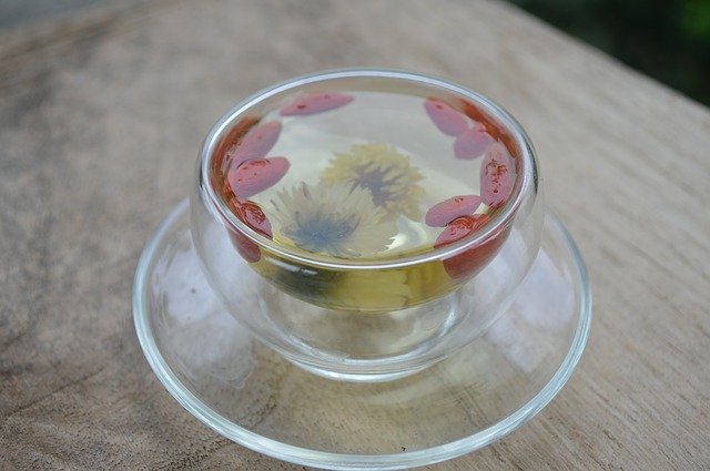 혈압 관리에 도움을 받았던 것들.. 4 wolfberry tea g1707ba30f 640 혈압관리에 도움이 되는 것들을 살펴보면 이미 알려진 바와 같이 나이가 들 수록 혈압을 관리하는 것은 매우 중요합니다. 고혈압으로 인한 관련 질환들의 발병률이 점점 올라가므로 시간을 내서 라도 혈압을 관리해야 함은 두말할 필요가 없을 것입니다. 아시는 분들의 요청에 의해 가까운 지인들께 혈압을 관리하는데 조금이나 도움을 드리고자 활용했던 방법을 이야기 해보고자 합니다. 아래의 방법들은 지극히 개인적인 경험이며 절대적인 방법들이 아닙니다. 또한 현재